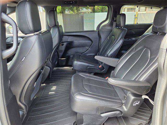 Certified 2022 Chrysler Pacifica Touring-L w/ S Appearance Package image 13
