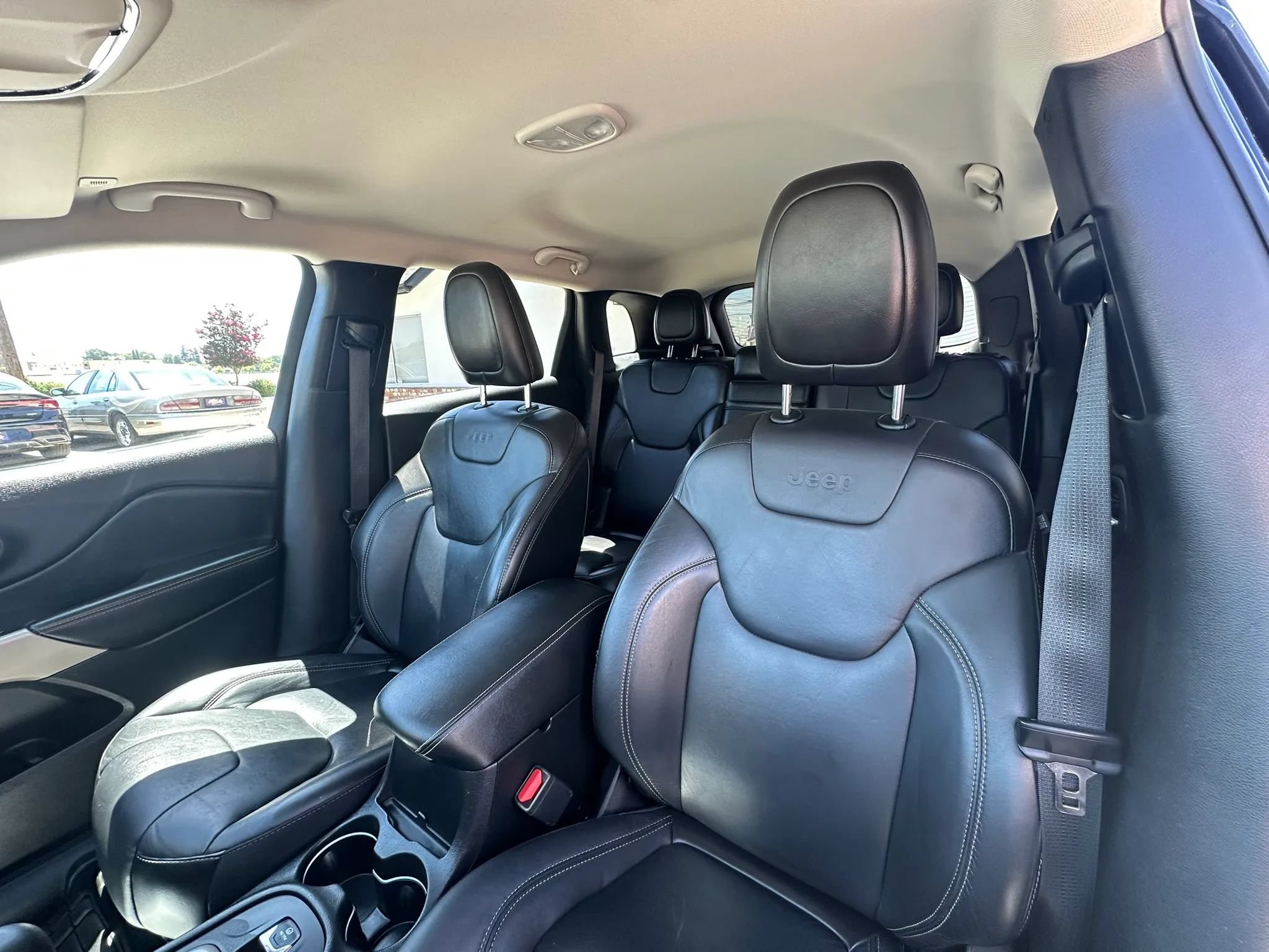 Used 2018 Jeep Cherokee Limited AWD/4WD image 28