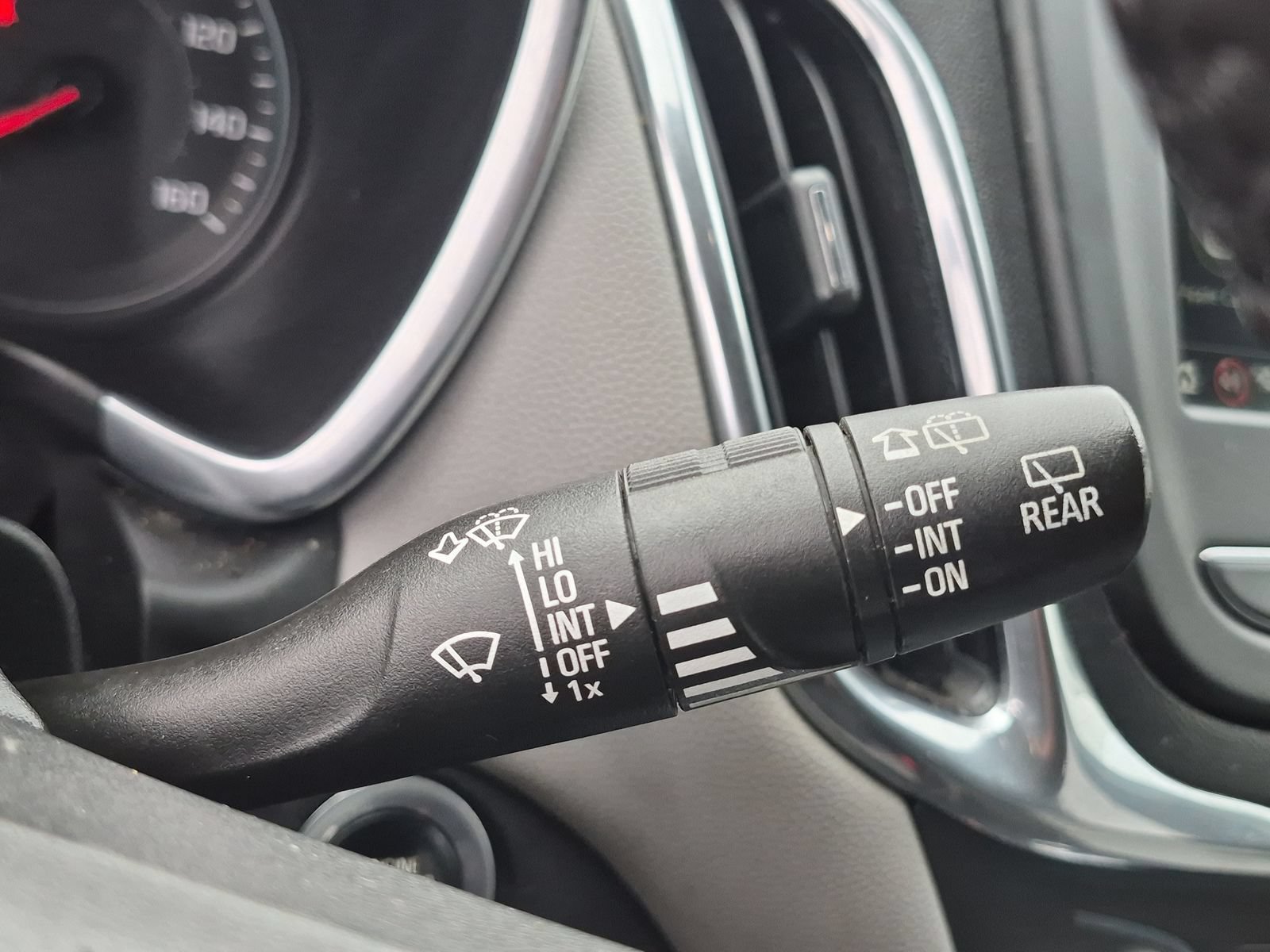 Used 2019 Chevrolet Equinox LT w/ Driver Convenience Package FWD image 24