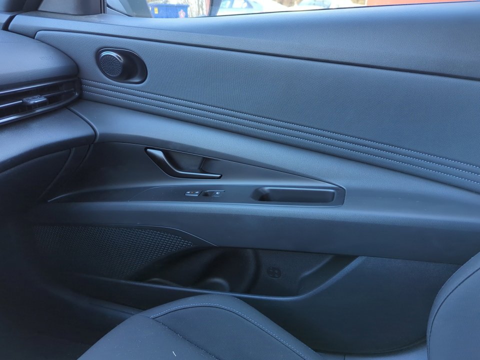 Certified 2025 Hyundai Elantra Sport image 31