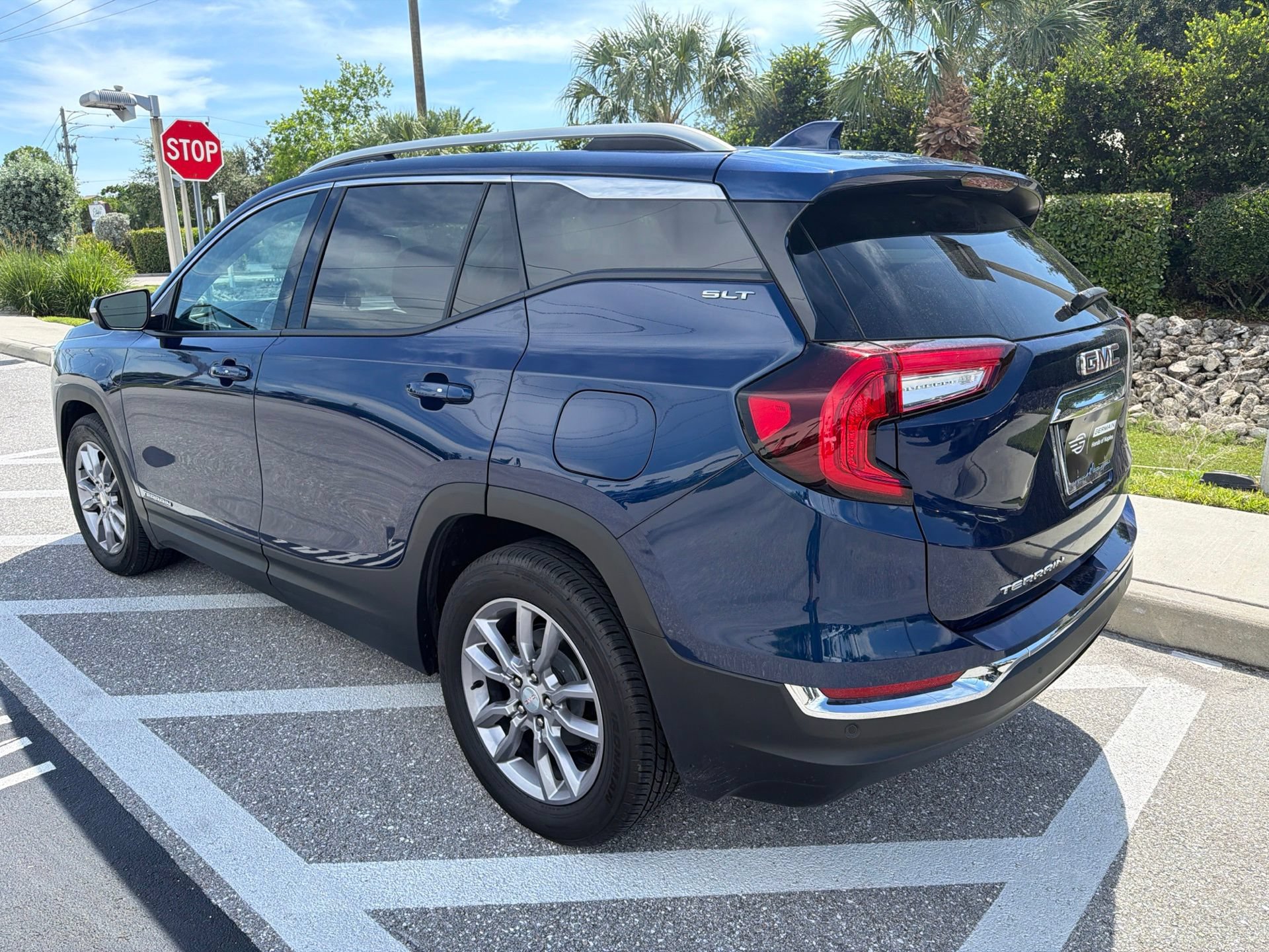 Used 2022 GMC Terrain SLT w/ Tech Package FWD image 3