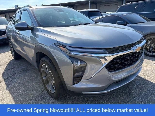 Used 2024 Chevrolet Trax LT w/ Sunroof Package FWD image 10