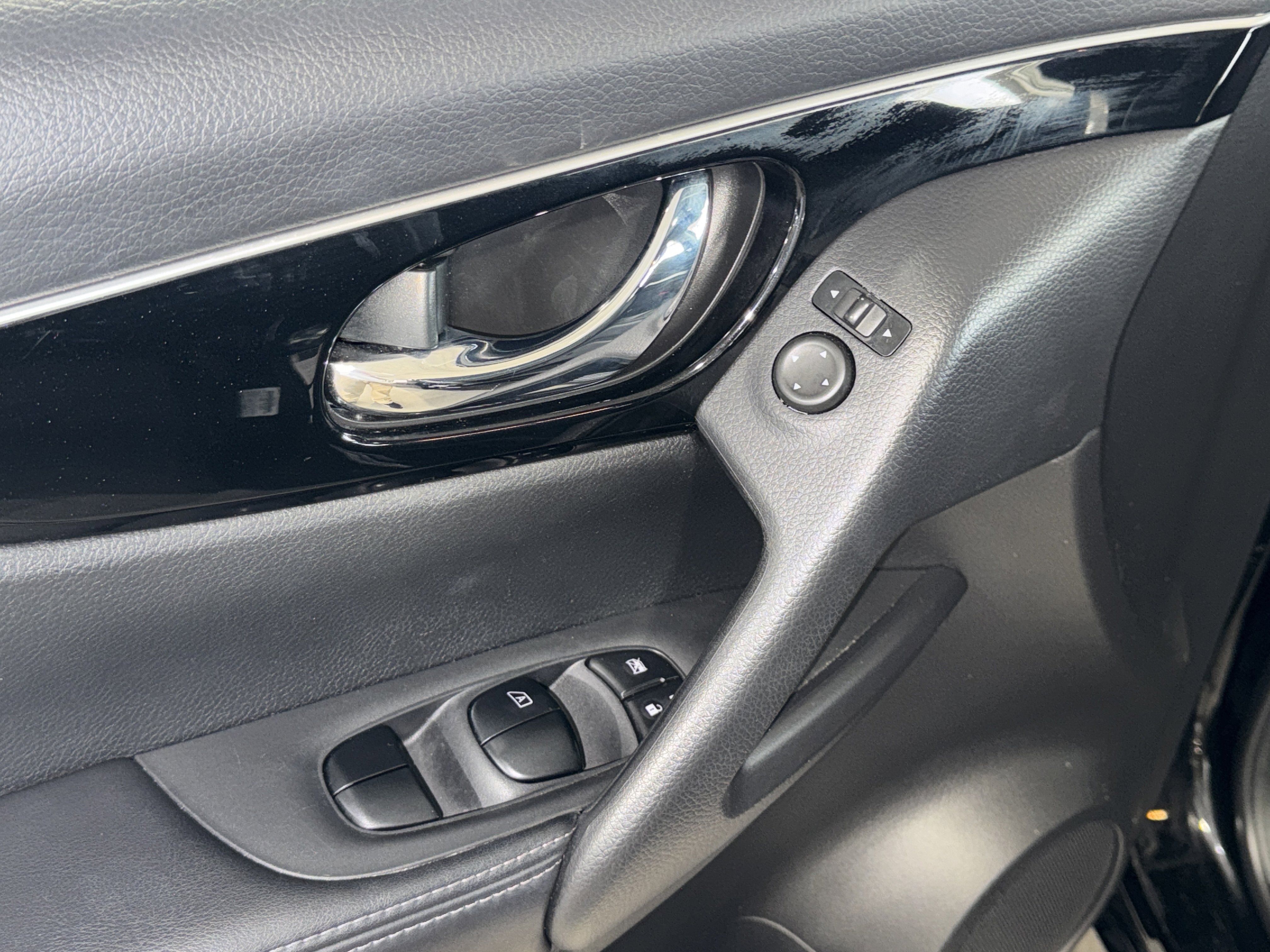 Used 2017 Nissan Rogue Sport SL w/ SL Premium Package image 17