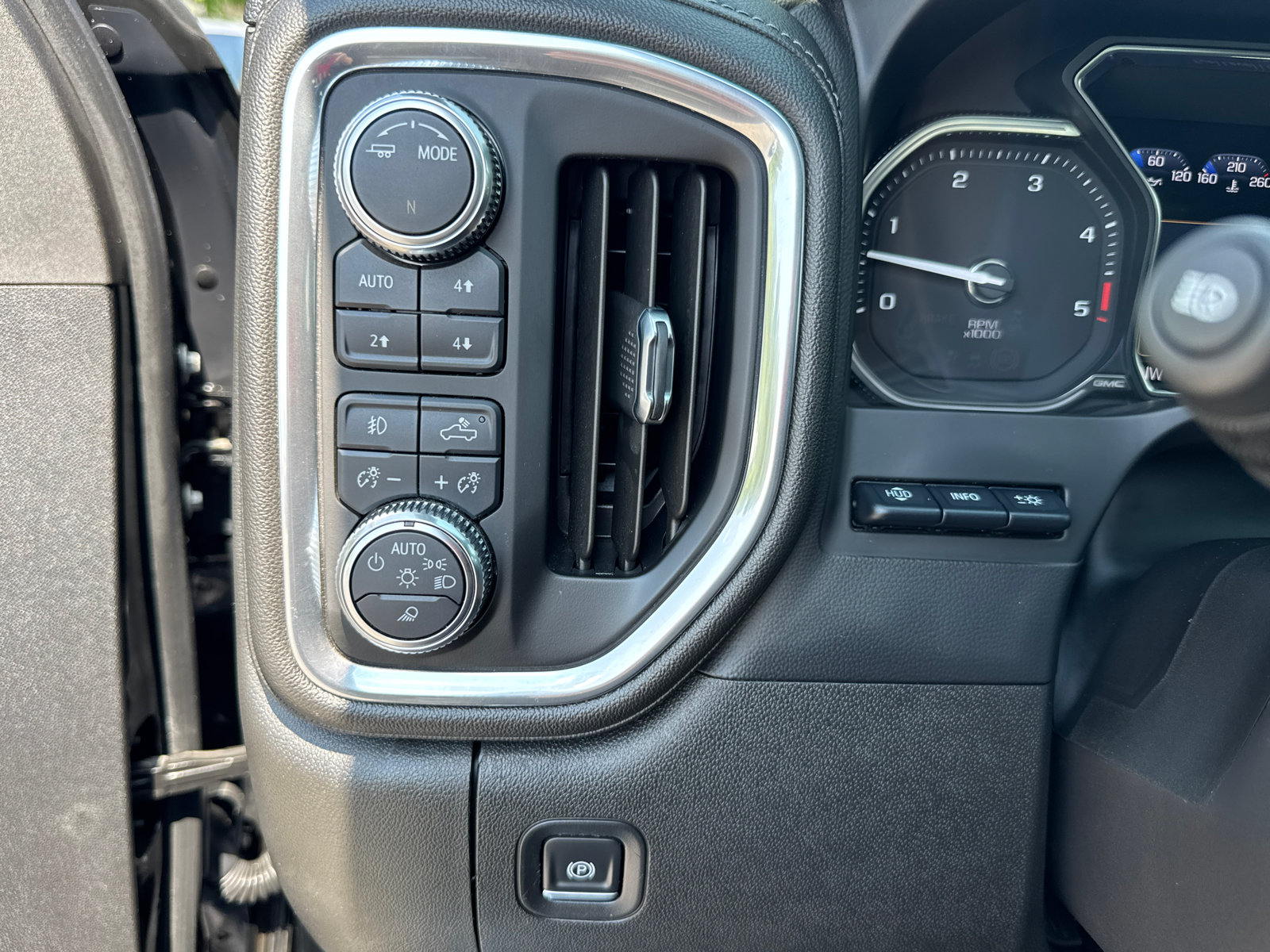 Used 2021 GMC Sierra 2500 Denali w/ Denali Ultimate Package AWD/4WD image 16
