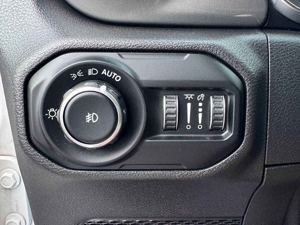 Used 2021 Jeep Wrangler Unlimited Sahara w/ Uconnect 4C Nav & Sound Group AWD/4WD image 32
