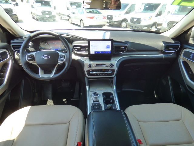 Used 2021 Ford Explorer XLT w/ Equipment Group 202A AWD/4WD image 19