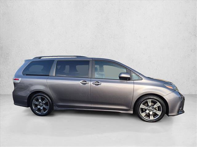 Used 2018 Toyota Sienna SE w/ SE Preferred Package FWD image 4