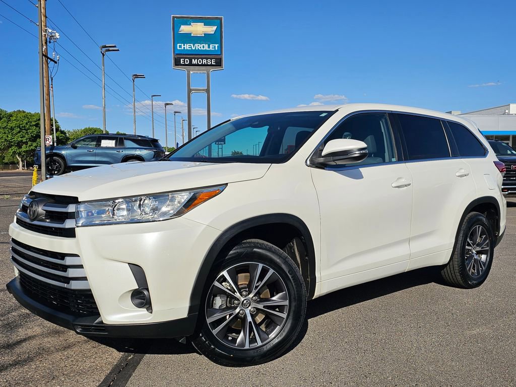 Used 2018 Toyota Highlander LE w/ Carpet Mat Package (TMS) FWD image 3