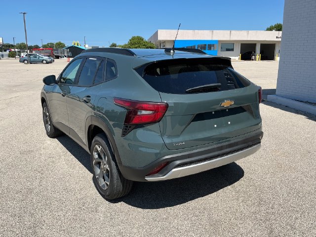 Used 2025 Chevrolet Trax LT w/ LT Convenience Package FWD image 3