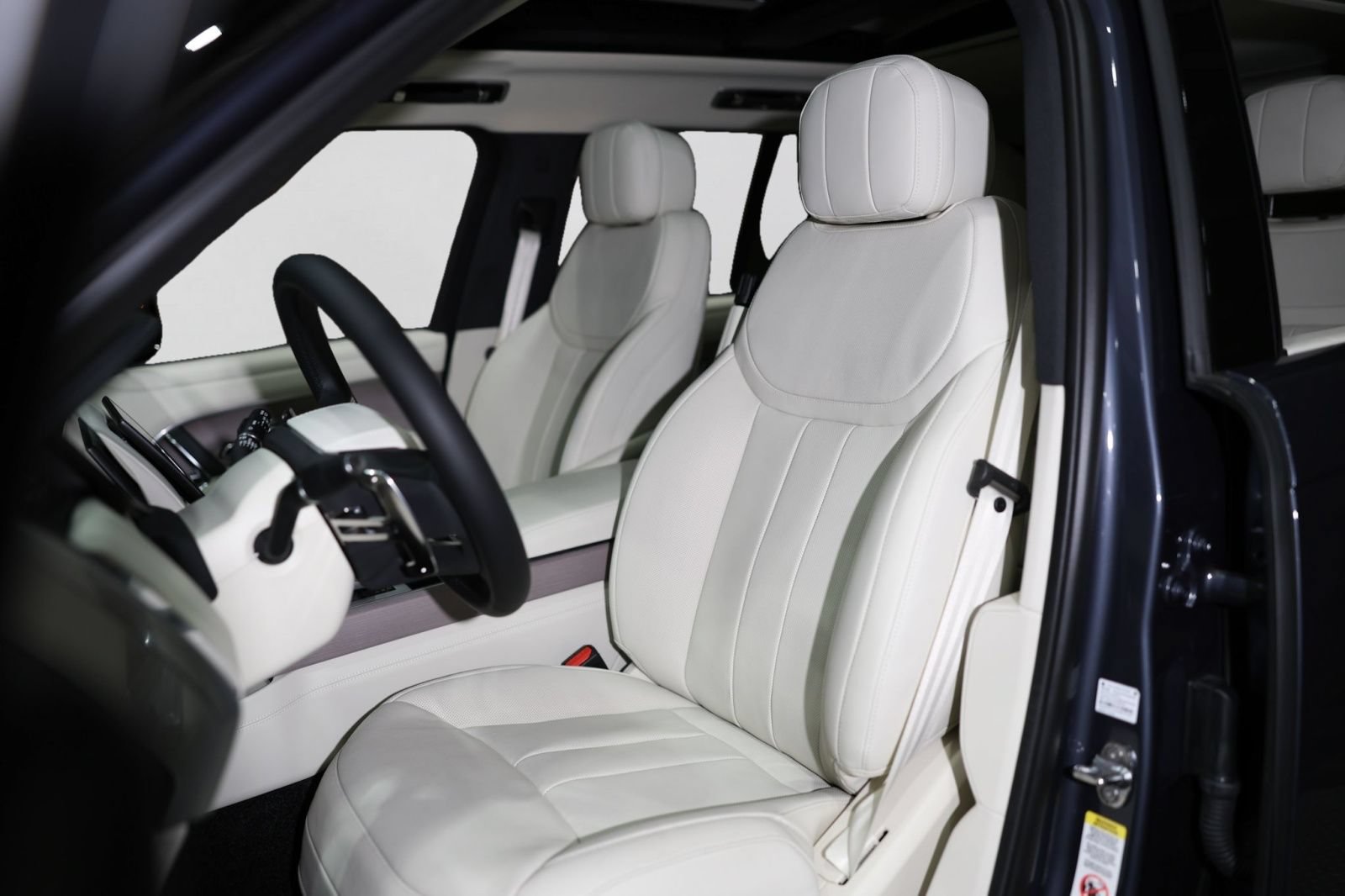 Used 2025 Land Rover Range Rover SE AWD/4WD image 6