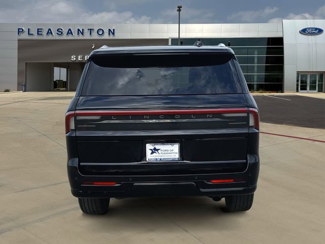 Used 2025 Lincoln Navigator L Reserve image 4