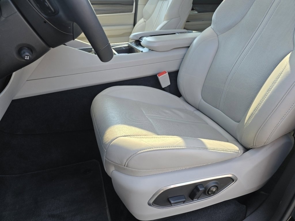 Used 2023 Jeep Wagoneer Series III w/ Premium Group I image 22