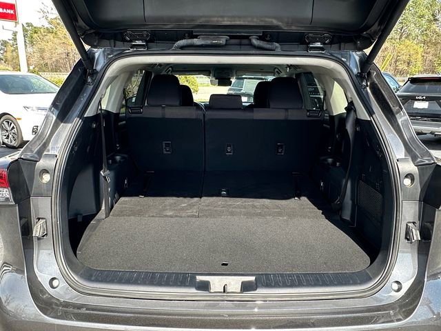 Used 2024 Toyota Highlander LE FWD image 30