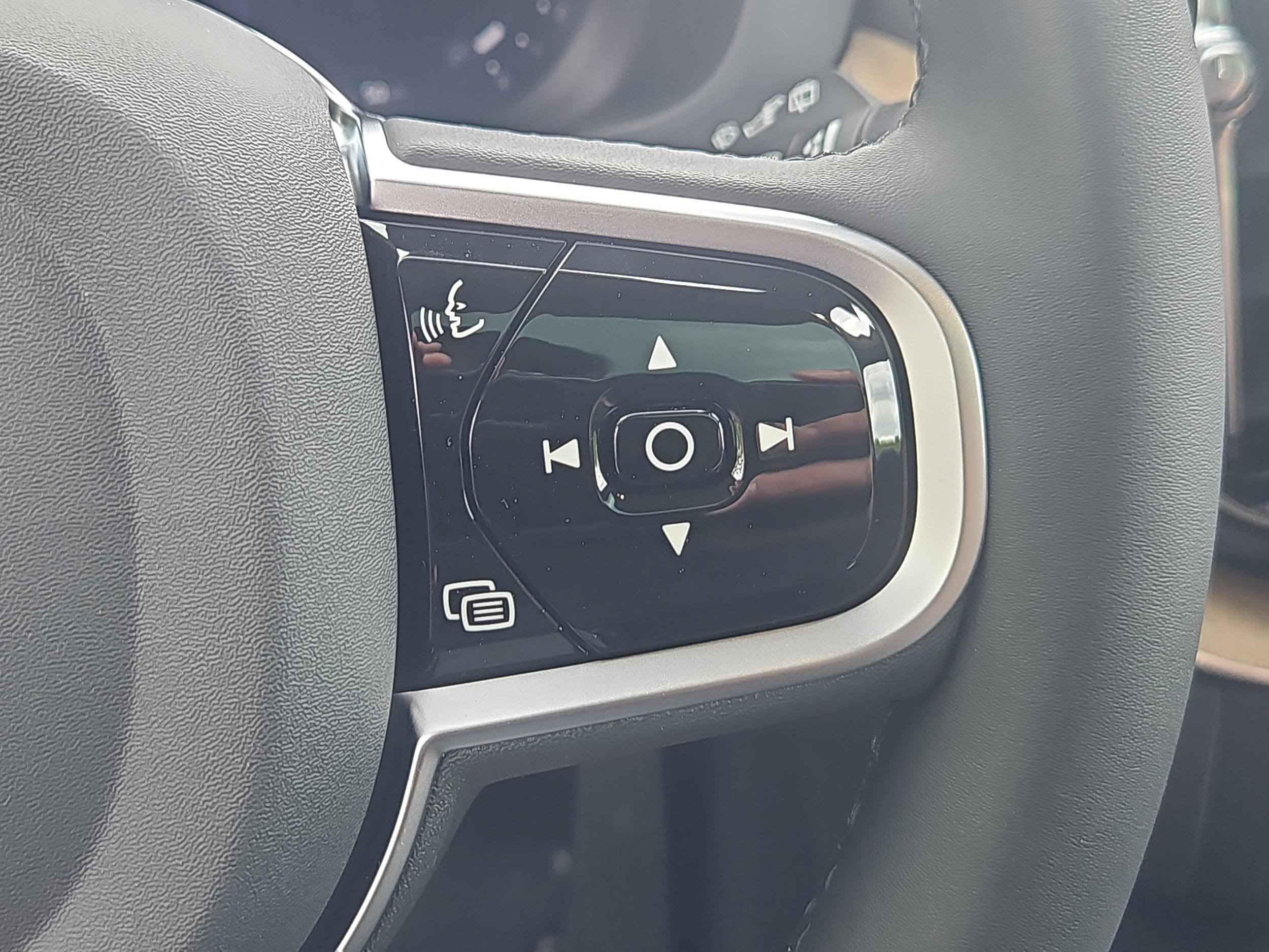 New 2026 Volvo XC60 B5 Plus w/ Protection Package Premier AWD/4WD image 17