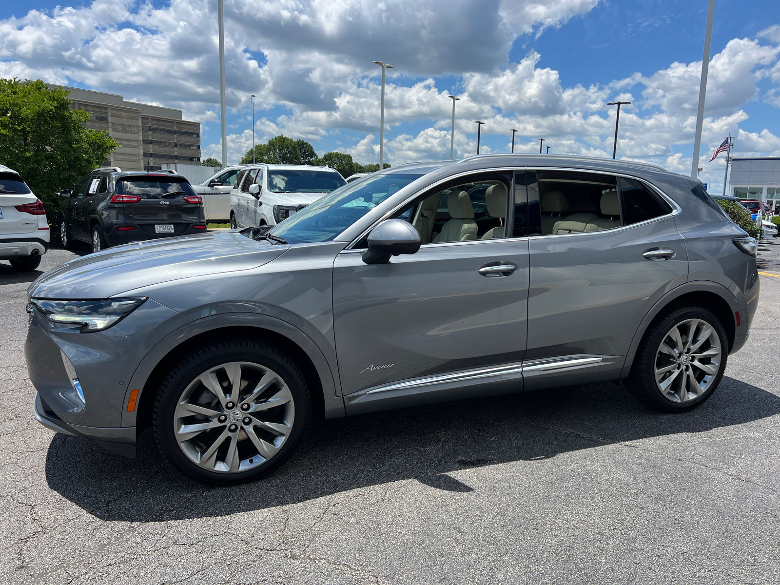 Used 2022 Buick Envision Avenir w/ Technology Package II FWD image 3