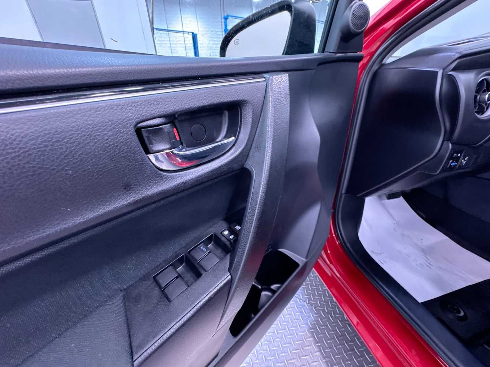 Used 2019 Toyota Corolla LE w/ LE Premium Package w/Moonroof FWD image 12