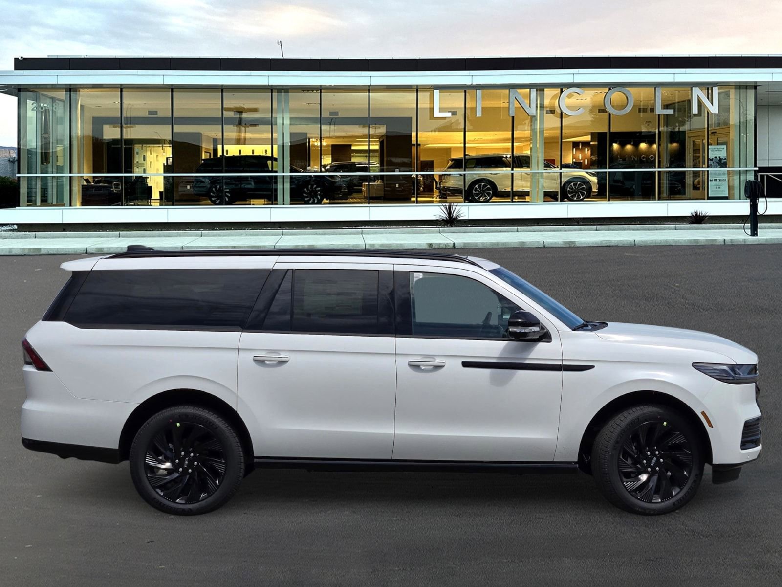 New 2026 Lincoln Navigator L Reserve AWD/4WD image 3