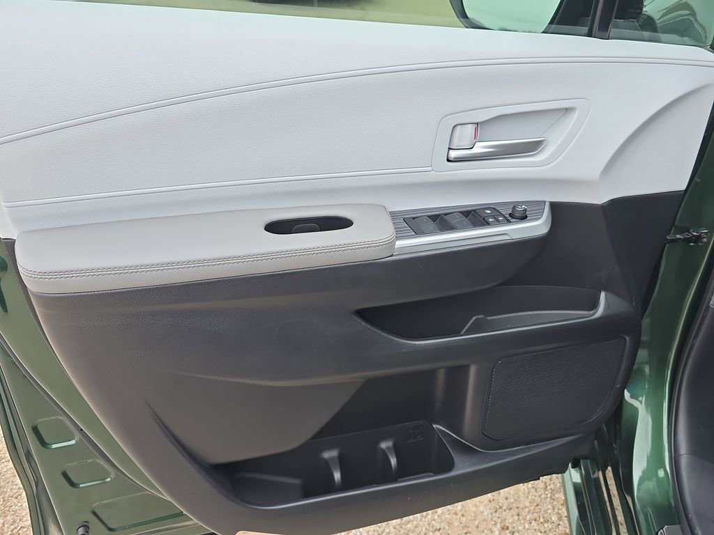 Used 2025 Toyota Sienna XLE FWD image 27