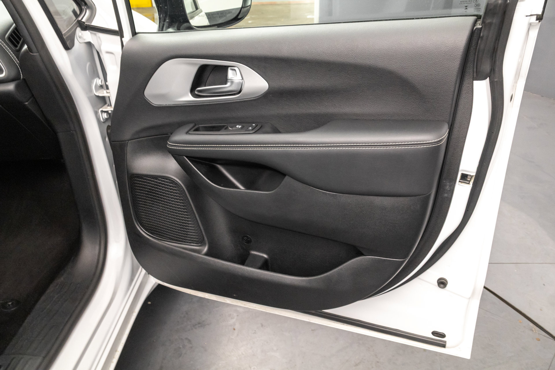 Used 2025 Chrysler Pacifica Limited FWD image 42