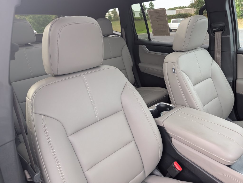 Used 2026 GMC Acadia Elevation w/ Elevation Premium Package FWD image 12