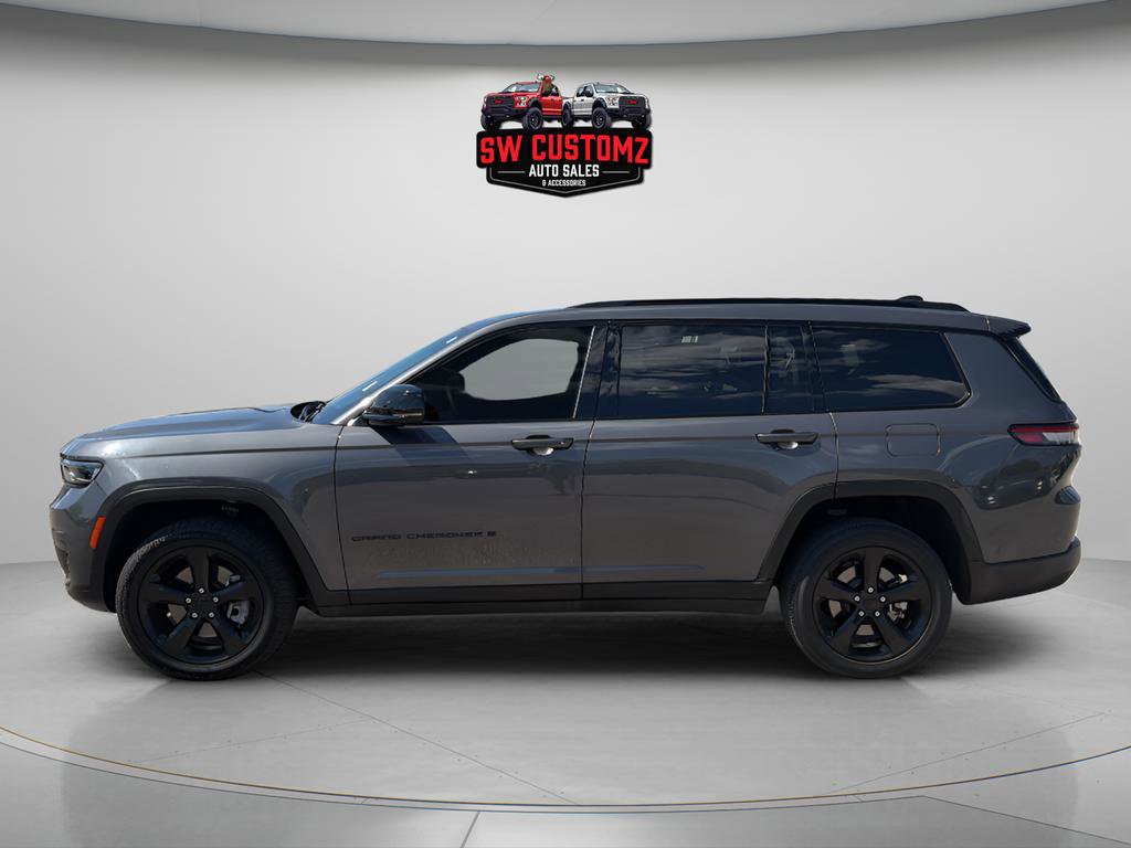 Used 2023 Jeep Grand Cherokee L Laredo image 4