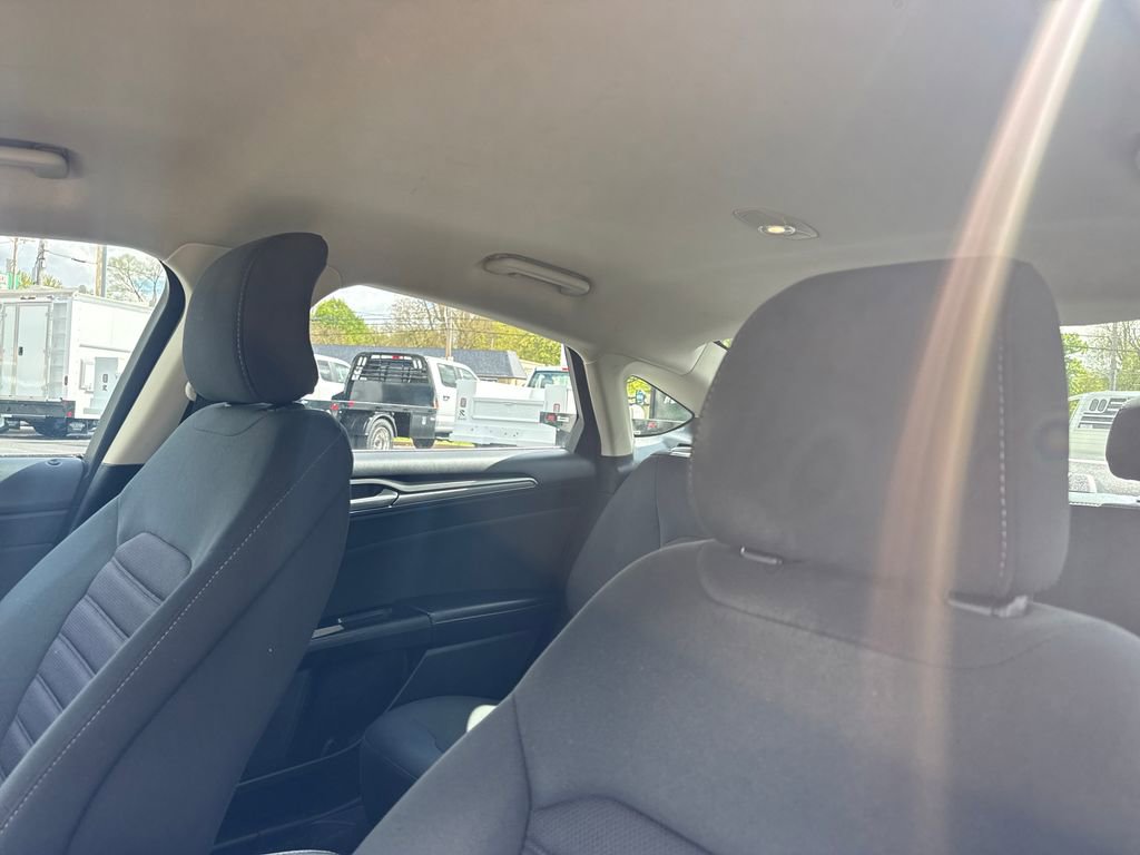 Used 2017 Ford Fusion SE w/ Fusion SE Technology Package FWD image 19