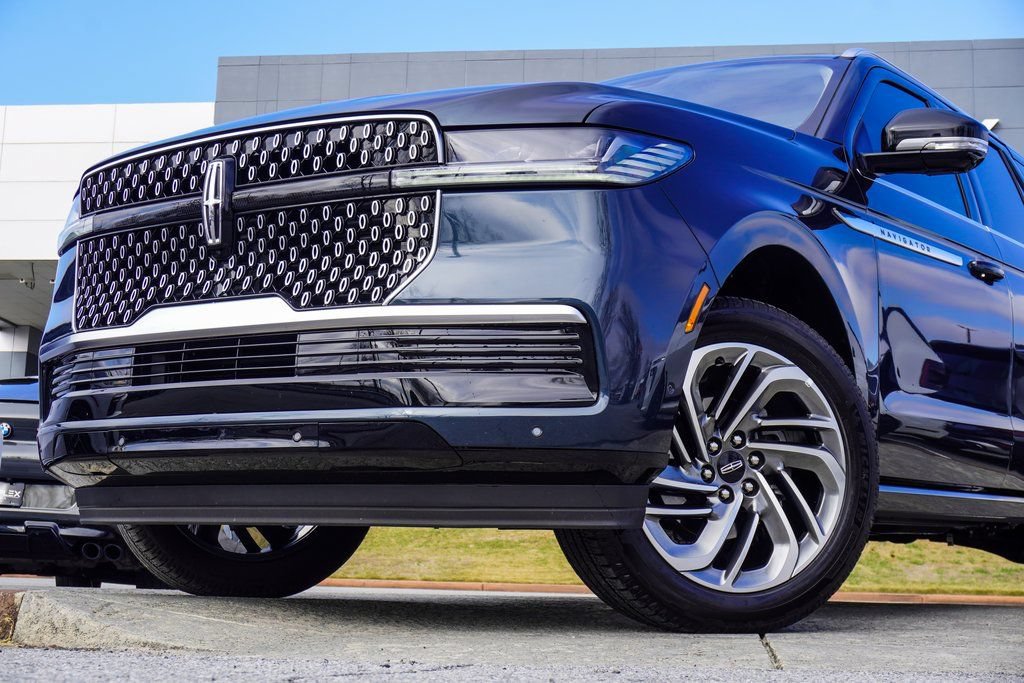 Used 2025 Lincoln Navigator L Reserve AWD/4WD image 2