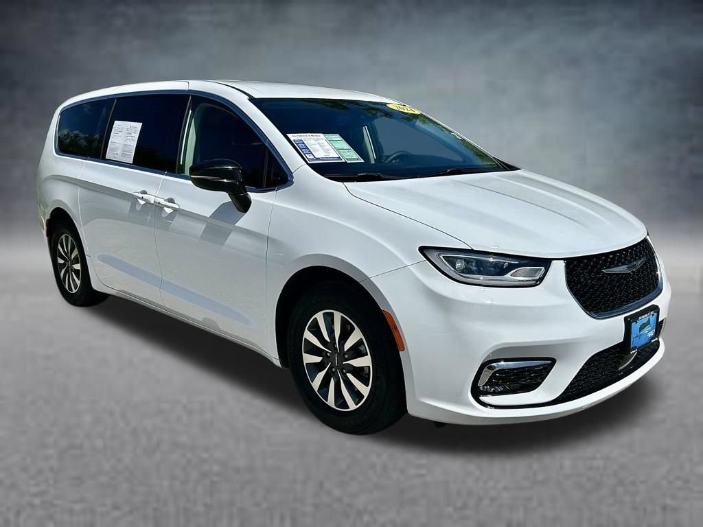 Used 2024 Chrysler Pacifica Limited FWD image 3