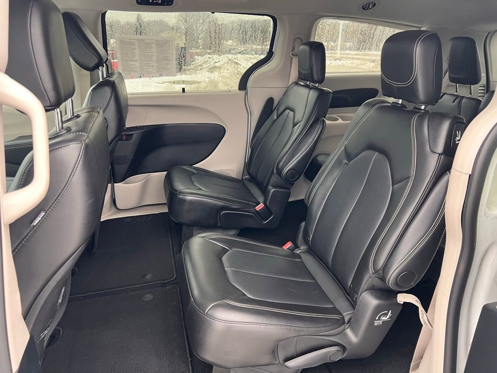 Used 2024 Chrysler Pacifica Touring-L image 11