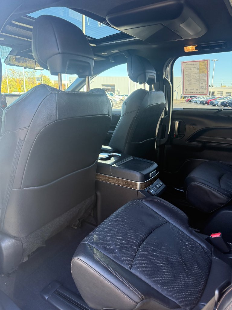Used 2025 Toyota Sienna Platinum AWD/4WD image 28