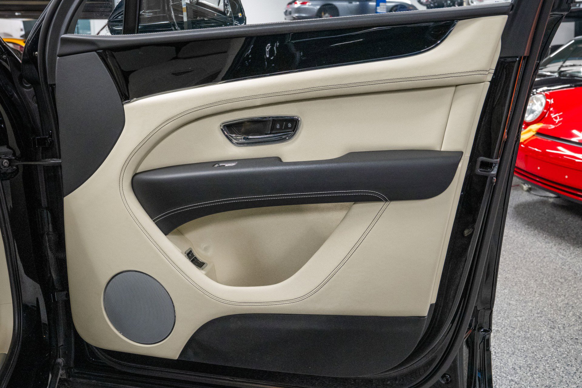 Used 2024 Bentley Bentayga Extended Wheelbase image 38