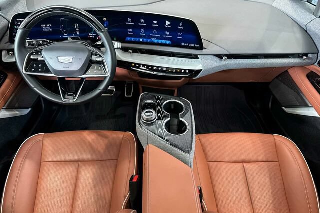 Certified 2025 Cadillac Optiq Sport 2 w/ LPO, ONYX Package AWD/4WD image 13