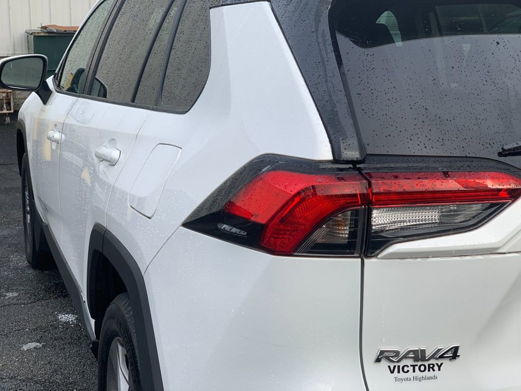 Used 2022 Toyota RAV4 XLE image 32