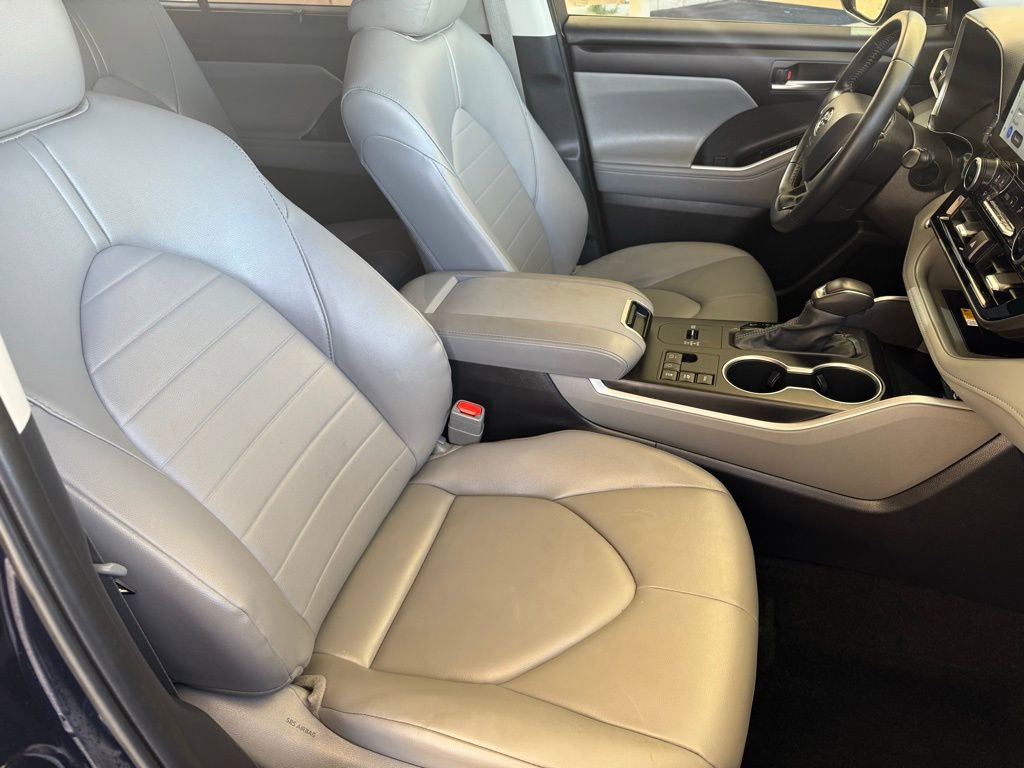 Used 2025 Toyota Highlander XLE image 17