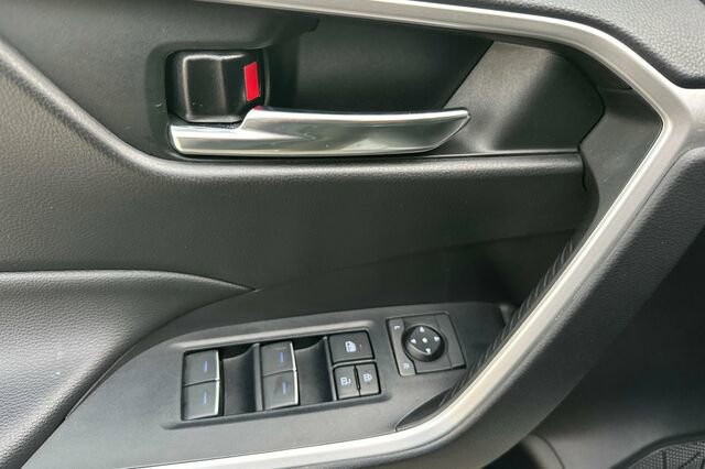 Used 2022 Toyota RAV4 XLE image 11