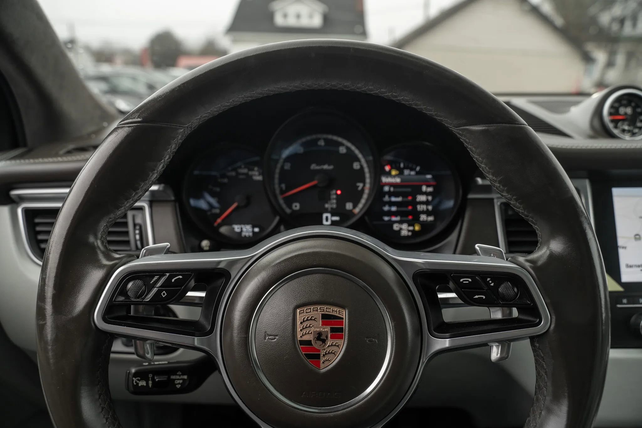 Used 2018 Porsche Macan Turbo image 25
