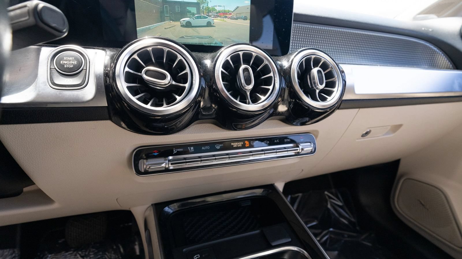 Used 2021 Mercedes-Benz GLB 250 4MATIC w/ Premium Package image 35