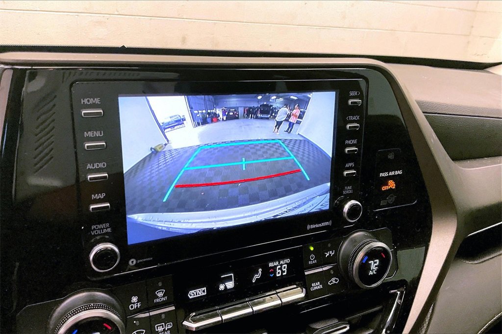 Used 2022 Toyota Highlander L image 18