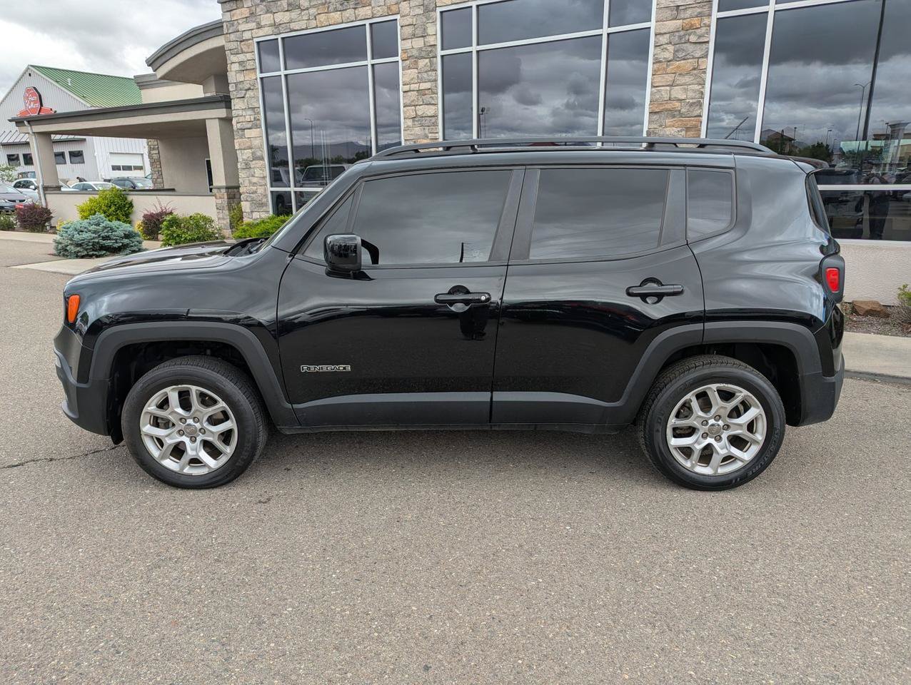 Used 2017 Jeep Renegade Latitude w/ Cold Weather Group AWD/4WD image 2