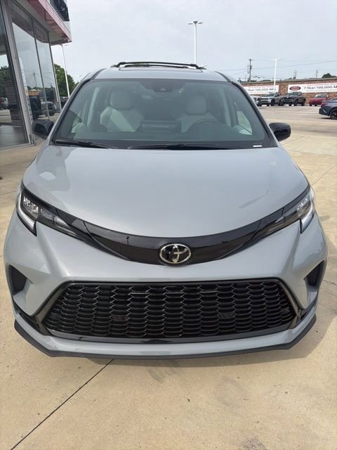 New 2026 Toyota Sienna XSE FWD image 2