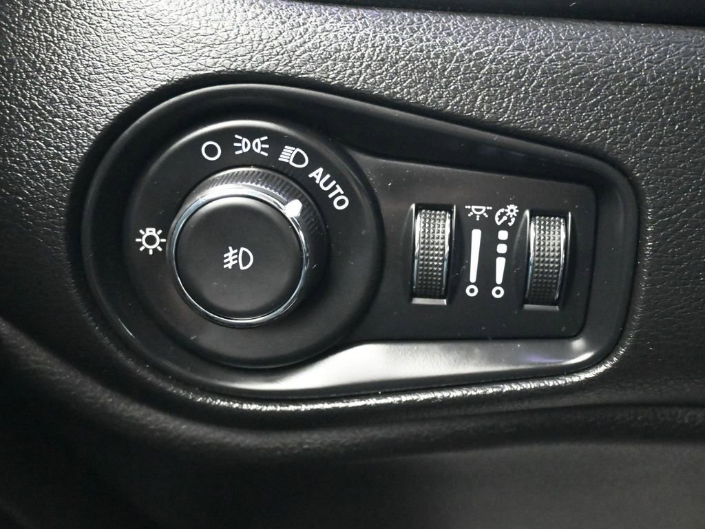 Certified 2020 Jeep Renegade Latitude w/ Cold Weather Group image 22