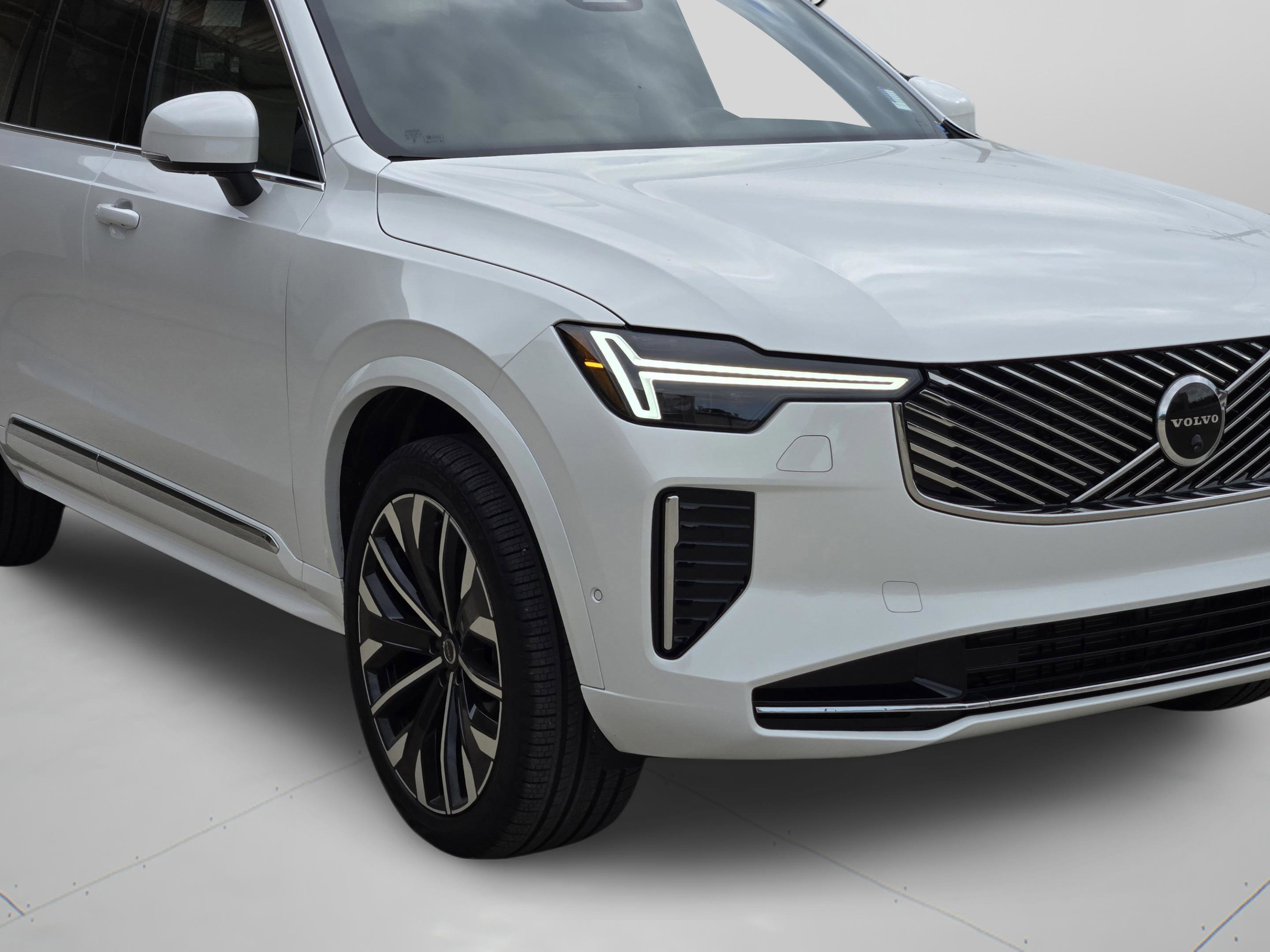 Used 2026 Volvo XC90 B5 Plus w/ Protection Package Premier image 30