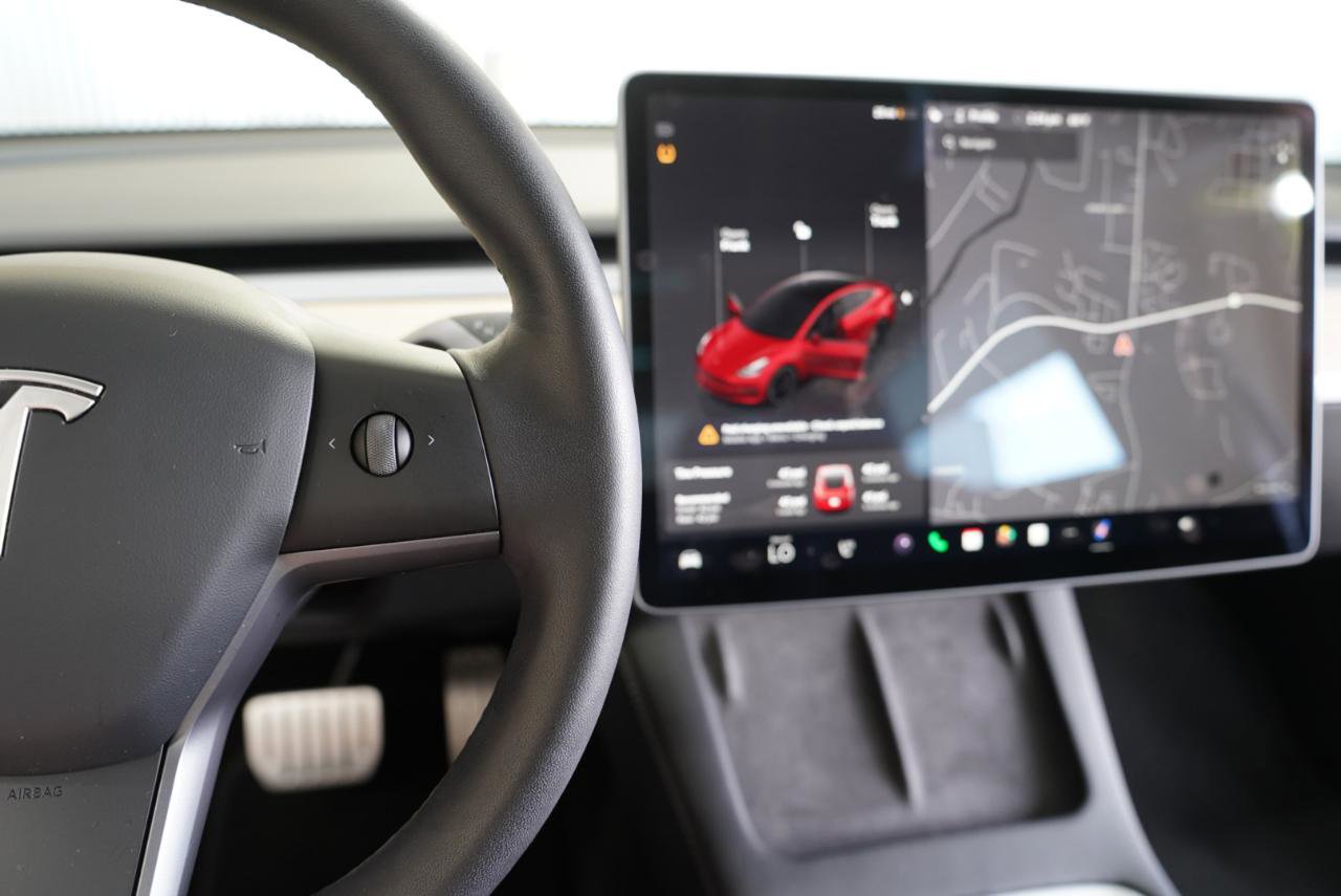 Used 2022 Tesla Model 3 Performance image 16