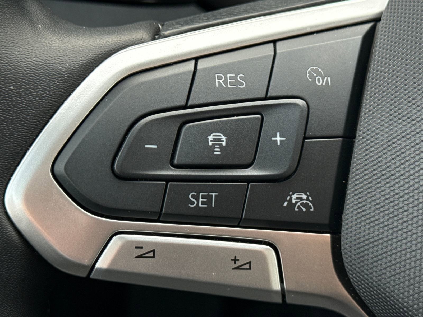 Certified 2025 Volkswagen Taos SE image 30