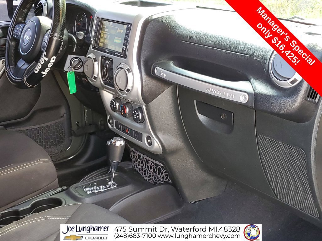 Used 2015 Jeep Wrangler Unlimited Sahara w/ Dual Top Group AWD/4WD image 27