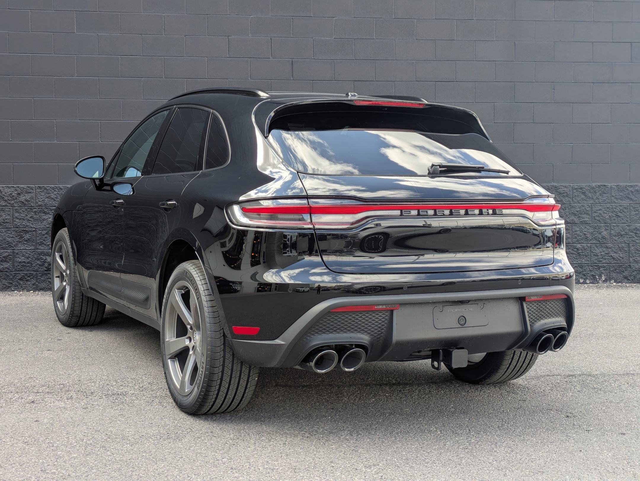 Certified 2025 Porsche Macan image 3