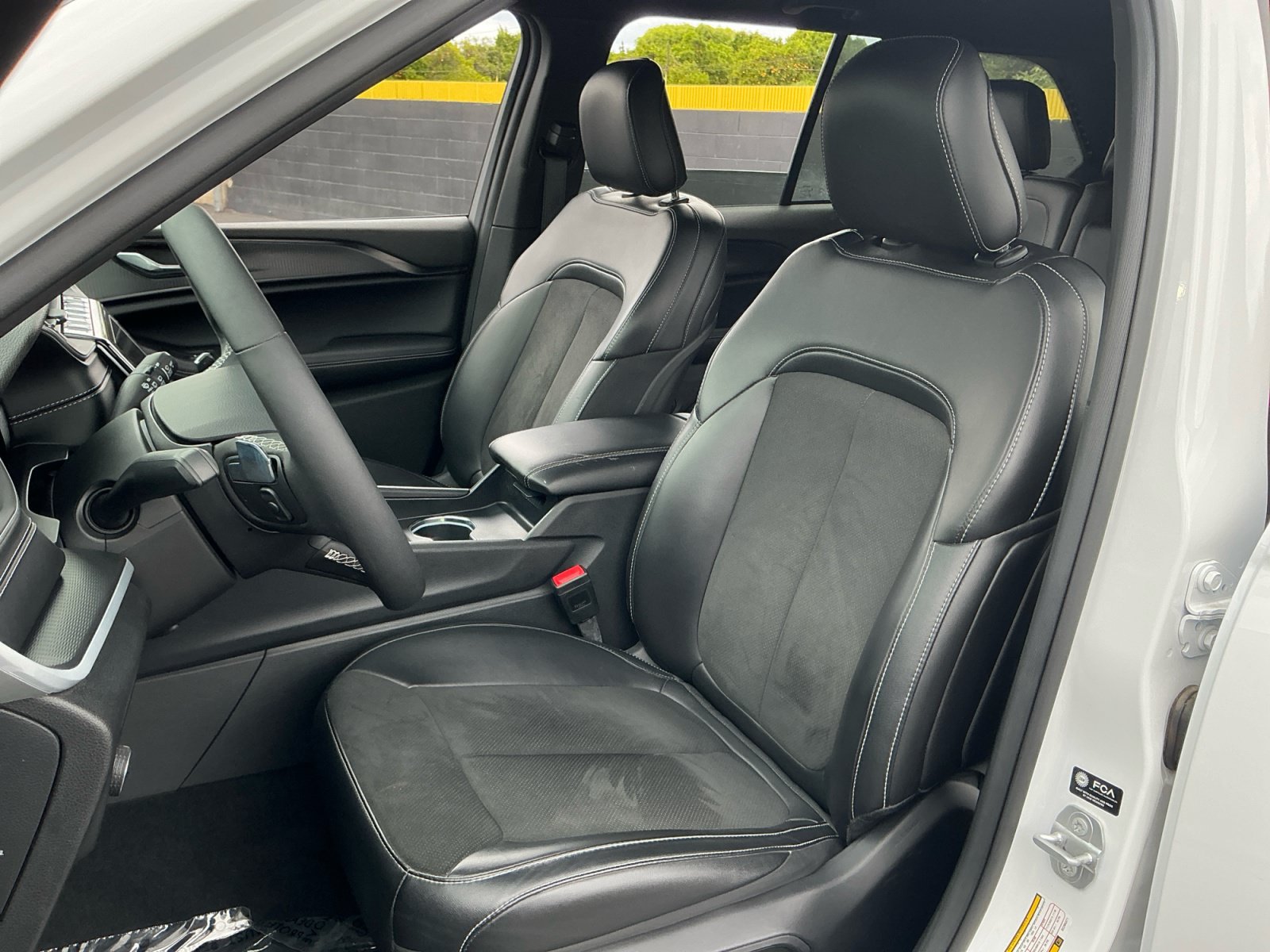 Used 2025 Jeep Grand Cherokee Altitude RWD image 18