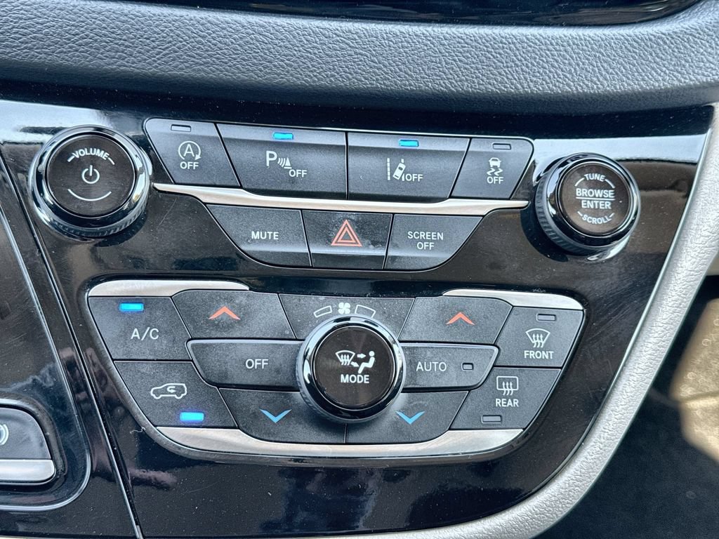Used 2023 Chrysler Pacifica Touring-L FWD image 18