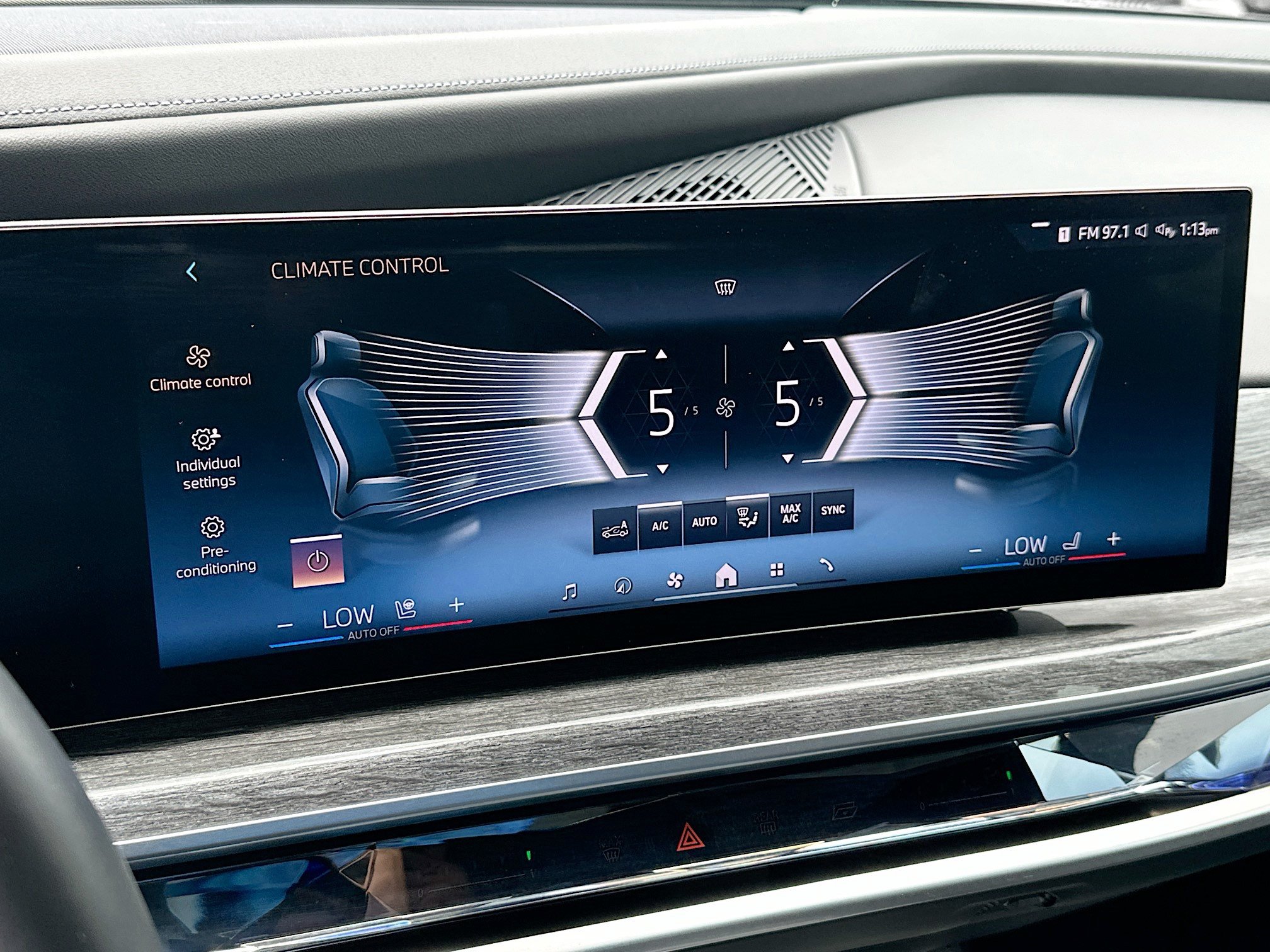 Used 2024 BMW i7 xDrive60 w/ Executive Package AWD/4WD image 14