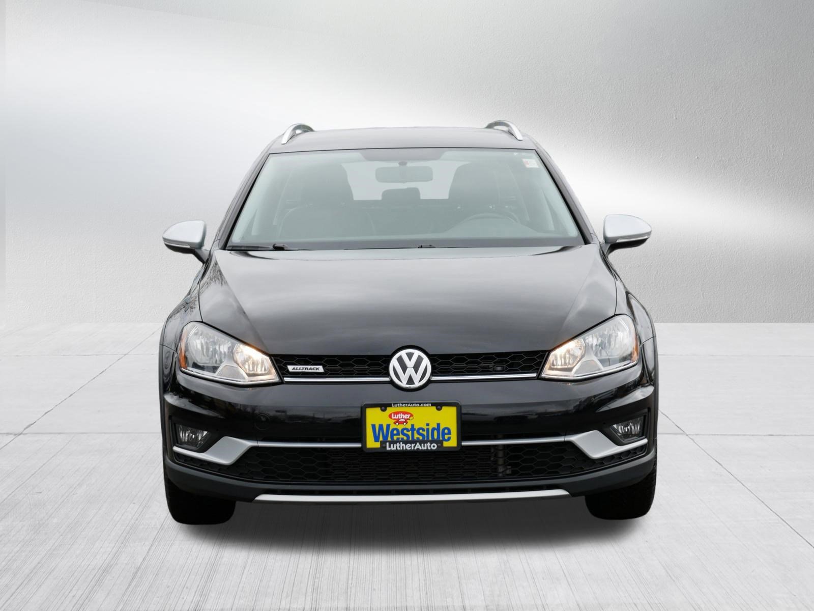 Used 2017 Volkswagen Golf Alltrack S image 2